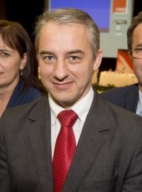 Josef Středula (uprostřed) byl na 6. sjezdu ČMKOS zvolen novým předsedou. Místopředsedy se stali Radka Sokolová (vlevo) a Vít Samek (vpravo)