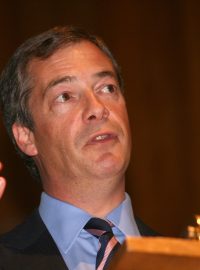 Šéfem strany UKIP je Nigel Farage, bývalý obchodník s komoditami v londýnské City a paradoxně sám jeden z europoslanců