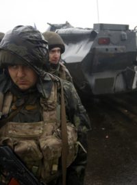 Ukrajina. Vojáci ukrajinské armády hlídkují na silnici do Slavjansku