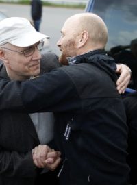 Ukrajina. Propuštěný pozorovatel OBSE Axel Schneider (vpravo) se objímá s kolegou na silnici asi 30 od Doněcku