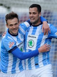 Mladá Boleslav porazila Bohemians 1:0. Jediným střelcem zápasu byl Lukáš Magera (vpravo), s ním se raduje Daniel Bartl.