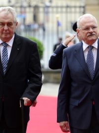 Končící slovenský prezident Ivan Gašparovič přijel na poslední návštěvu Česka v této funkci. Přijal ho jeho český protějšek Miloš Zeman. 27. 5. 2014