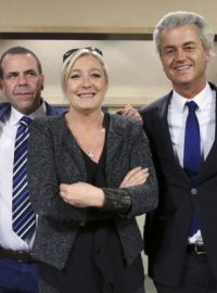 Zleva: Matteo Salvini z italské Ligy severu, Harald Vilimsky z rakouské strany Svobodných, Marine Le Penová z francouzské Národní fronty, Geert Wilders z nizozemské Strany pro svobodu a Gerolf Annemans z belgické strany Vlámský zájem