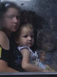 Samozvané úřady ve Slavjansku se pokoušejí z města do bezpečí odvézt alespoň děti