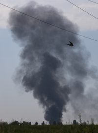 Z vrtulníku ukrajinské armády, který u Slavjansku sestřelili separatisté, stoupá černý dým