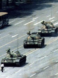 Muž proti tankům na náměstí Nebeského klidu. Legendární snímek z 5. června 1989