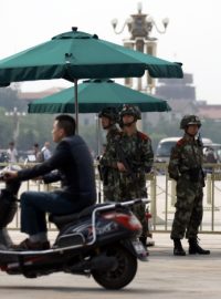 Polovojenské jednotky střeží náměstí Nebeského klidu v Pekingu. Čínské úřady kvůli výročí zpřísnily cenzuru internetu a nasadily do ulic stovky ozbrojených policistů