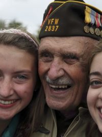 Americký veterán Jack W. Schlegel na oslavách v Normandii