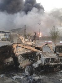 Zdemolované auto v ulicích iráckého města Mosul