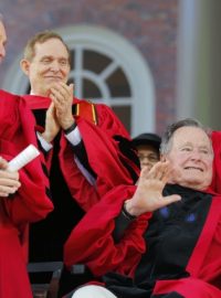 Bývalý americký prezident George Bush straší obdržel čestný doktorát na Harvardské univerzitě v květnu 2014