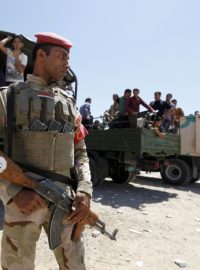 Příslušníci iráckých ozbrojených sil čelí náporu organizace Islámský stát v Iráku a Levantě