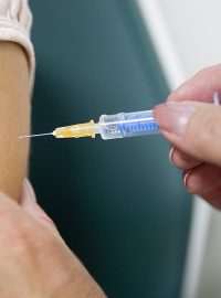 Očkování, vakcína, lék, doktor, injekce, sříkačka (ilustrační foto)