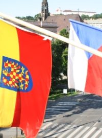 Vyvěšená moravská vlajka na budově krajského úřadu Jihomoravského kraje v roce 2013
