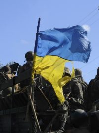Ukrajinští vojáci se s natrženou ukrajinskou vlajkou blíží ke Slavjansku