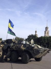Ukrajinští vojáci hlídkují v centru Slavjansku, odkud se proruští separatisté stáhli