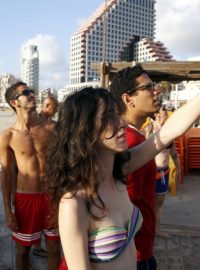 Lidé na pláži sledují výbuch rakety, která byla vystřelena nad Tel Aviv a kterou zneškodnil izraelstký protiraketový systém Železná klenba