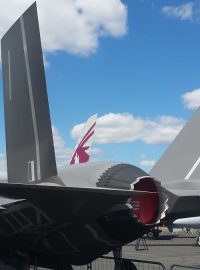 Replika stíhačky F-35 na ploše ve Farnborough