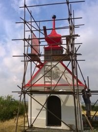 Kaplička u Tvarožné na Brněnsku dostala novou věž. Původní měděnou ukradli zloději