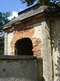 Část poškozeného areálu kostela sv. Jana Křtitele v Brenné na Českolipsku