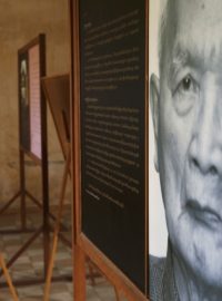 Představitel Rudých Khmerů Nuon Chea na fotce v Muzeu genocidy v Phnom Penhu