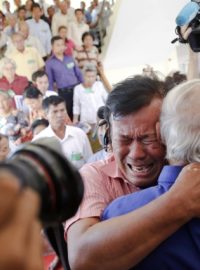 Soum Rithy, který ztratil otce a tři sourozence během režimu Rudých Khmerů, pláče a objímá dalšího z přeživších po vynesení rozsudku nad bývalými představiteli totalitního režimu