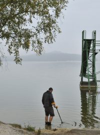 Kvůli kompletní opravě hráze ve Starých Splavech se začalo vypouštět Máchovo jezero u Doks na Českolipsku