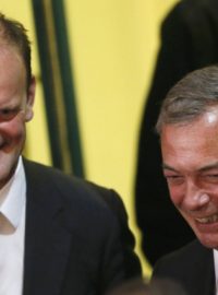 Lídr strany UKIP Nigel Farage se raduje z vítězství Douglase Carswella (vlevo) v doplňovacích volbách