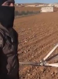 Radikálové z IS se ukořistěnými zbraněmi chlubí na videu