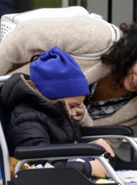 Pětiletý britský chlapec Ashya King opouští spolu se svou matkou pražské protonové centrum