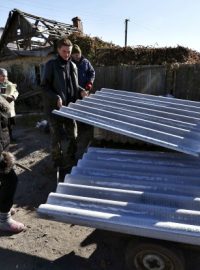 Obyvatele Slavjansku zajímá hlavně to, jak přežít zimu v poničených domech