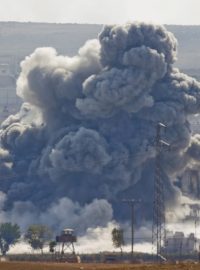 Následky leteckého úderu spojenců na syrské město Kobani