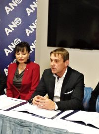 Jana Drápalová (SZ), Klára Liptáková (KDU-ČSL), Petr Vokřál (ANO) a Matěj Hollan (Žít Brno) podepsali koaliční smlouvu