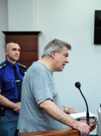 Jaroslav Barták u Krajského soudu v Liberci. Nově je obžalován z plánování vražd a vydírání