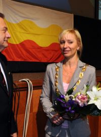 Končící primátor Děčína František Pelant (ČSSD) a nově zvolená primátorka Marie Blažková (ANO)