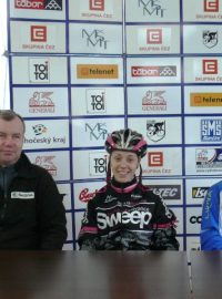 Cyklokrosařka Kateřina Nash (vpravo) bude podle trenéra Stanislava Bambuli (vlevo) jednou z hlavních hvězd domácího mistrovství světa. Na snímku jsou v Táboře na tiskové konferenci po prohlídce trati