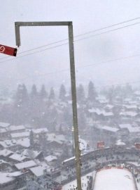 Počasí v Oberstdorfu skokanům na lyžích nepřálo
