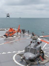 Pátracím týmům pomáhají vrtulníky