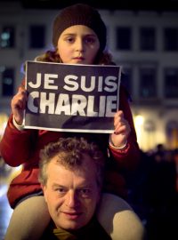 Lidé v Bruselu se sešli, aby uctili památku zavražděných novinářů z francouzské redakce satirického časopisu Charlie Hebdo