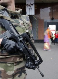 Francouzská vláda rozhodla, že nejvyšší stupeň ohrožení bude v Paříži platit několik týdnů