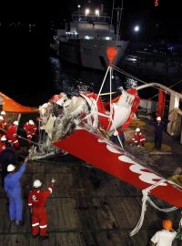 Pátrací tým vytáhl z moře část ocasu zříceného letadla společnosti AirAsia