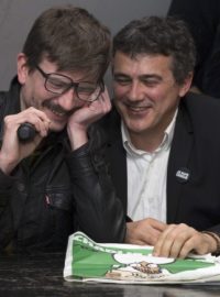Novinář Patrick Pelloux a karikaturista Luz na tiskové konferenci k vydání nového čísla časopisu Charlie Hebdo