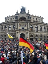 Členové hnutí vlasteneckých Evropanů proti islamizaci západu (PEGIDA) na nedělním pochodu v Drážďanech