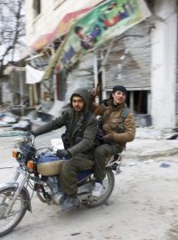 Kurdští bojovníci na hlídce v ulicích v Kobani