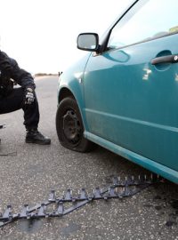 Zastavovací pásy, kterými policie přinutí zastavit ujízdějící řidiče
