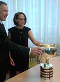 Trofej předal pražské primátorce Adrianě Krnáčové zástupce generálního sekretáře Mezinárodní hokejové federace Hannes Ederer