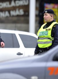 Policie zůstává na místě tragédie před restaurací Družba v Uherském Brodě (budova v pozadí)