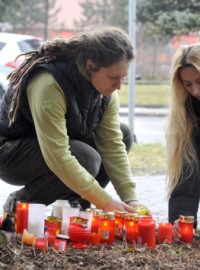 Před restaurací Družba v Uherském Brodě bylo dnes pietní shromáždění k uctění památky obětí střelby z předešlého dne
