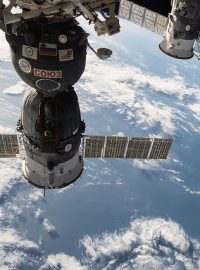 Ruská kosmická loď Sojuz (nalevo) a loď Progress (napravo) umístěné na Mezinárodní vesmírné stanici