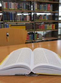 Kniha ve studovně liberecké knihovny