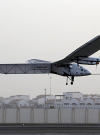 Solar Impulse 2 se vydalo na cestu kolem světa z letiště v Abú Dhabí